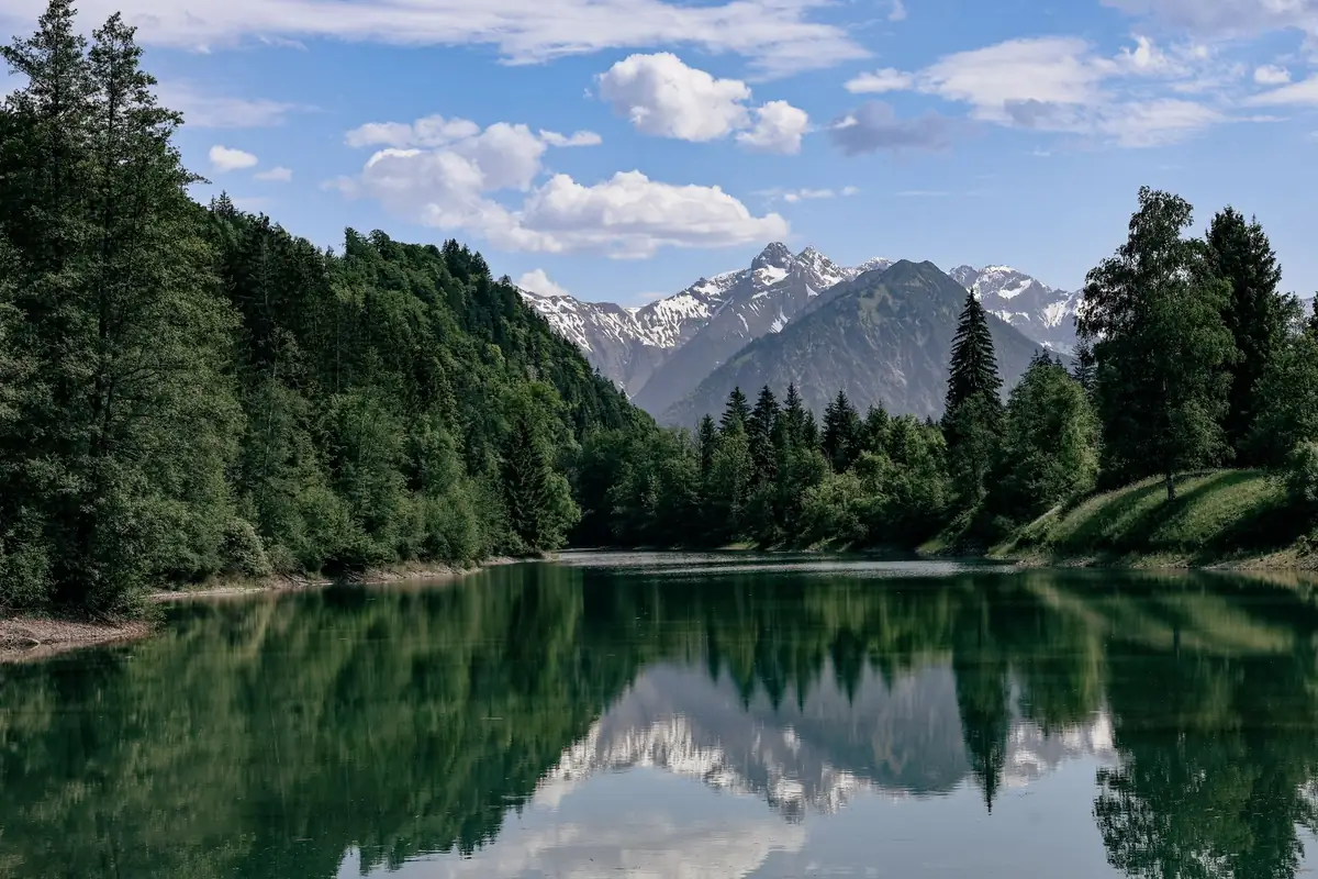 Bergsee mit Spiegelung der Allgäuer Alpen bei Fischen im Allgäu