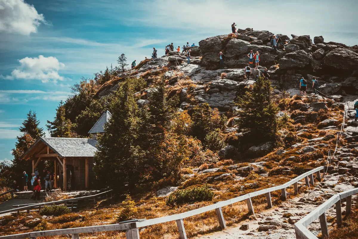 Gipfelfelsen und Arberkapelle auf dem Großen Arber im Bayerischen Wald