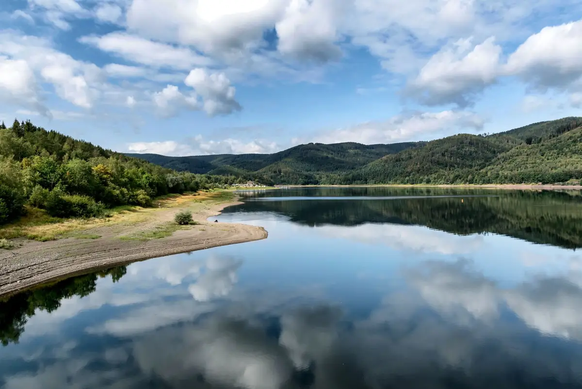 Stausee im Harz, in dem sich die Wolken spiegeln – zu den Wellnesshotels im Harz