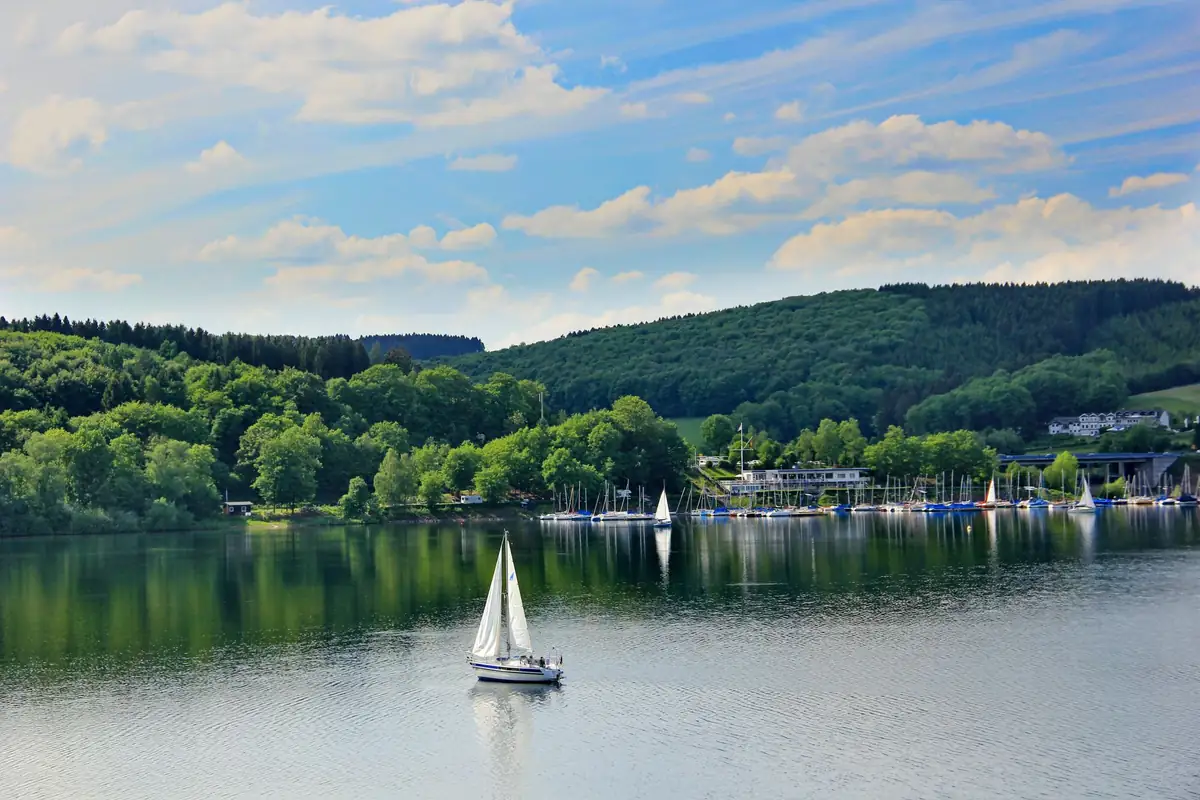 Segelboot auf dem Biggesee bei Olpe im Sauerland